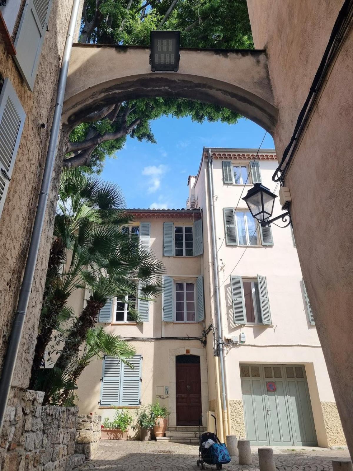 06An - Beautiful Apartment In The Heart Of Old Antibes Luaran gambar